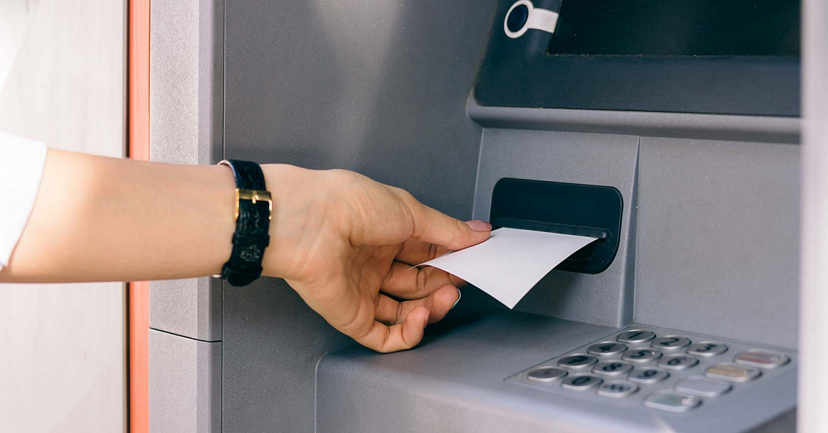 Россиянам объяснили, почему нужно забирать чеки на кассе и в банкоматах