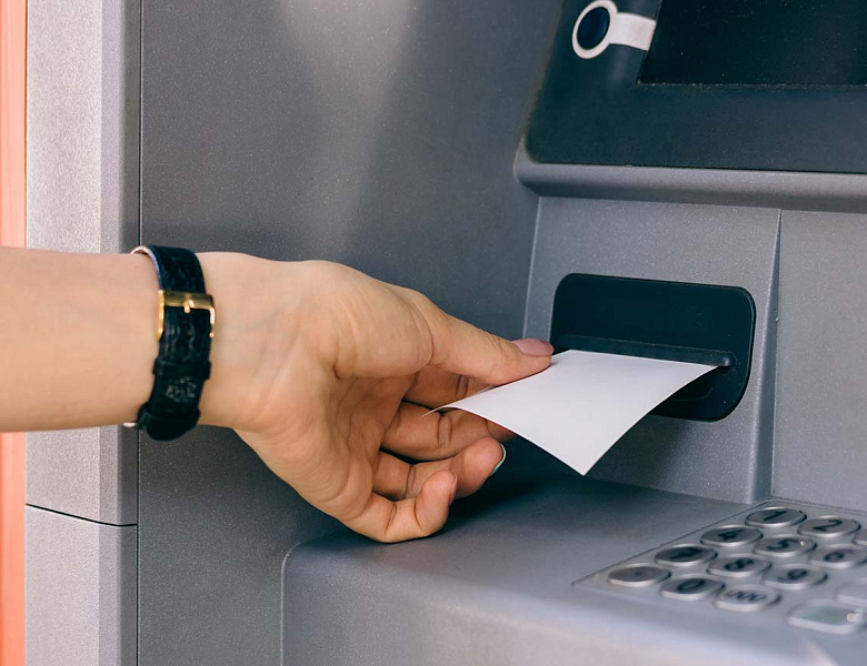 Россиянам объяснили, почему нужно забирать чеки на кассе и в банкоматах