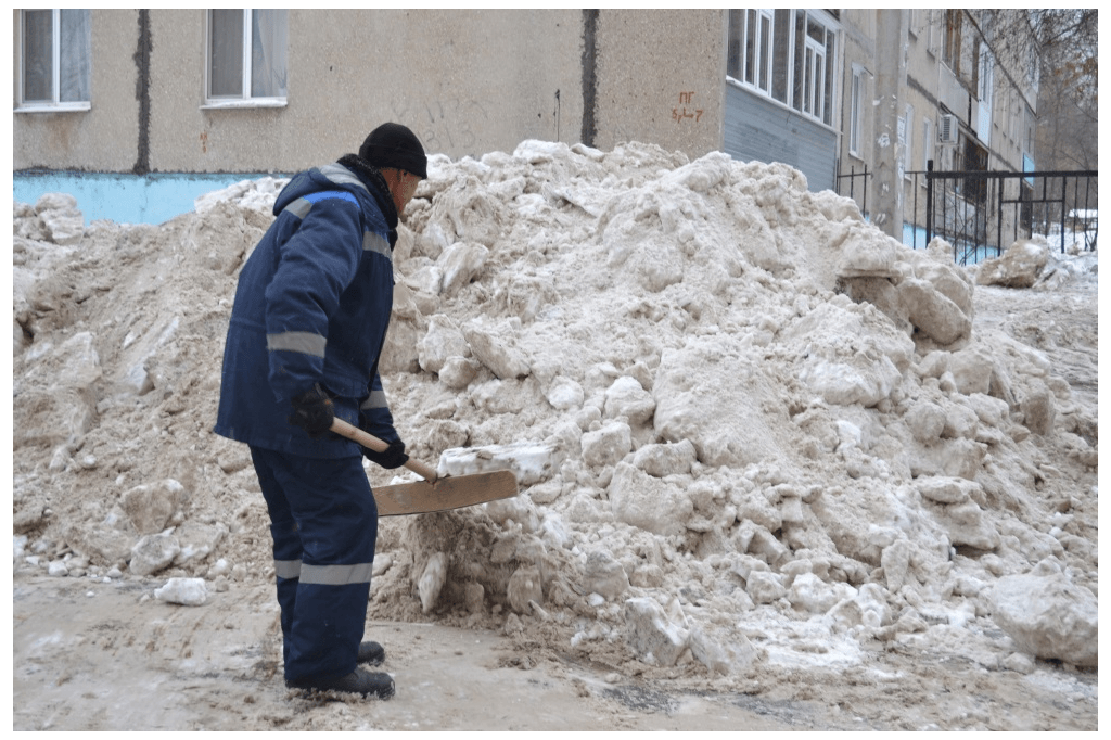 Напоминаем исполнителям коммунальных услуг о необходимости уборки дворовых территорий в зимний период 