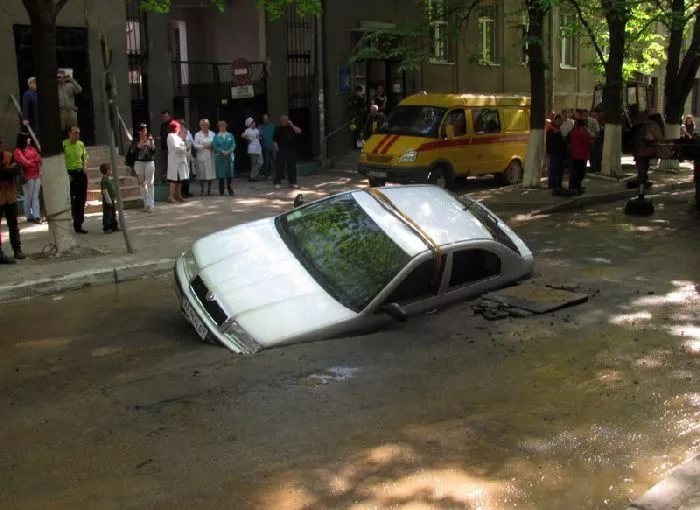 Суд обязал волгоградские власти выплатить миллион рублей за разбитый автомобиль