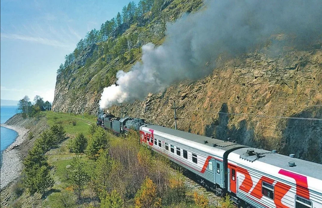 Travel by train. Путешествие на поезде. Поезд РЖД. Едем на поезде. Туристический поезд.