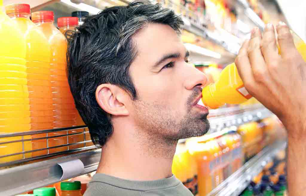 Не доходя до кассы: в магазинах хотят разрешить употребление продуктов до оплаты