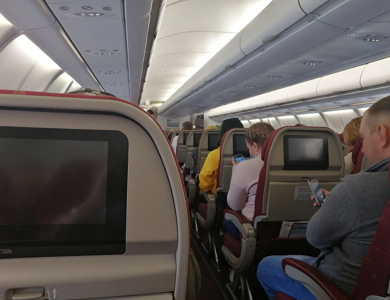 Сбили температуру: авиакомпаниям предписали высаживать людей при духоте в самолетах