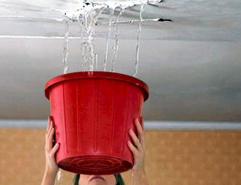 Жителям Башкирии рассказали, что делать, если во время ремонта крыши квартиры затопило дождем