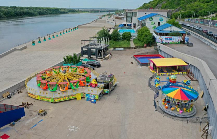 На набережной Белой в Уфе завершается монтаж парка аттракционов, открытие планируется на июнь