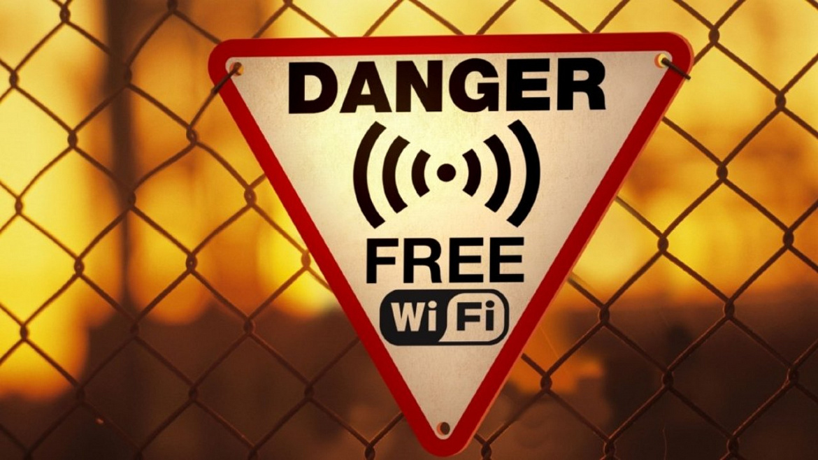 Подключение к общественным точкам Wi-Fi опасно для пользователей тем, что они рискуют потерять платежные данные, документы, логины, пароли и другую личную информацию.