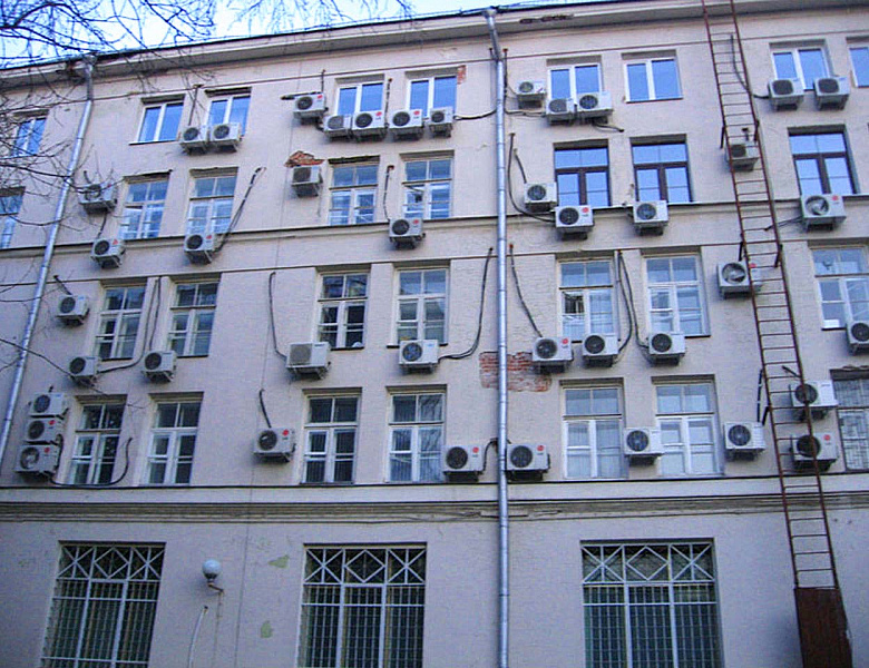 Кондиционеры на фасаде дома: когда их могут заставить снять