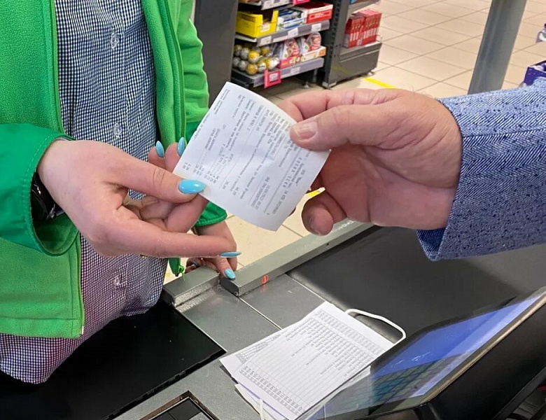 Россиянам рассказали, в каких случаях важно сохранять бумажные чеки при покупках