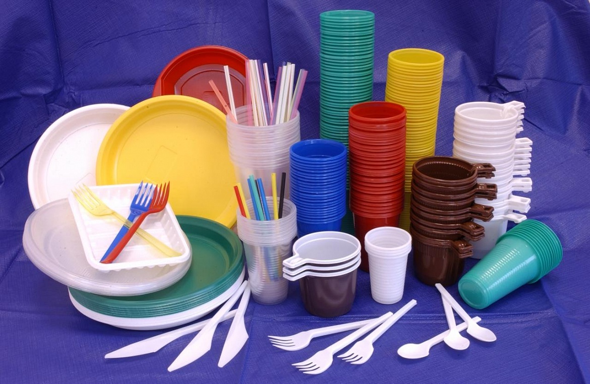 Париж вводит запрет на производство и использование пластмассовой одноразовой посуды