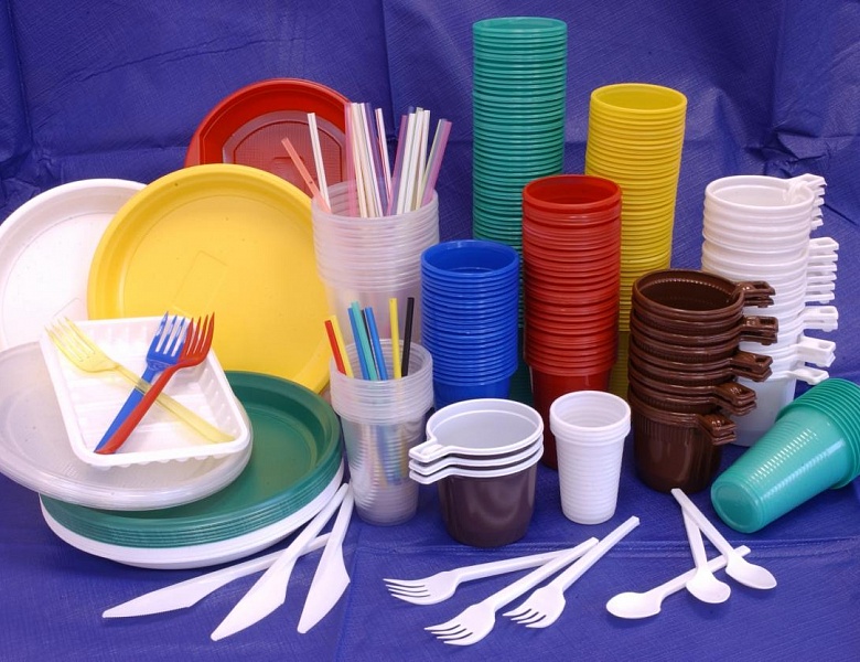 Париж вводит запрет на производство и использование пластмассовой одноразовой посуды