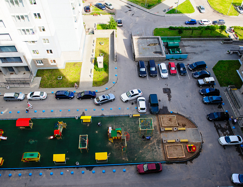 Машино-места и детские площадки во дворах передают жильцам: Как получить свои метры