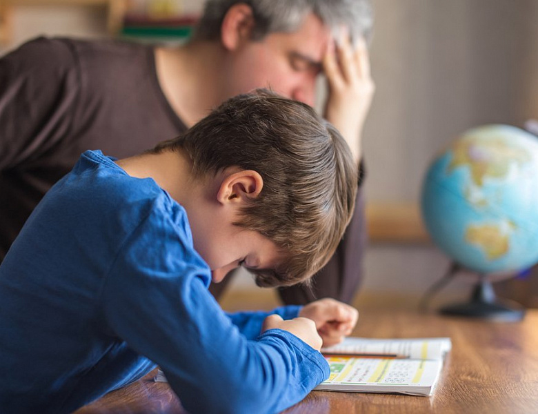 «Учительница отчитала меня за домашку сына». Помогать ли детям с уроками?