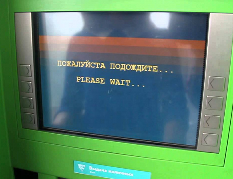 Назван порядок действий, если банкомат "съел" карту или "зажал" деньги