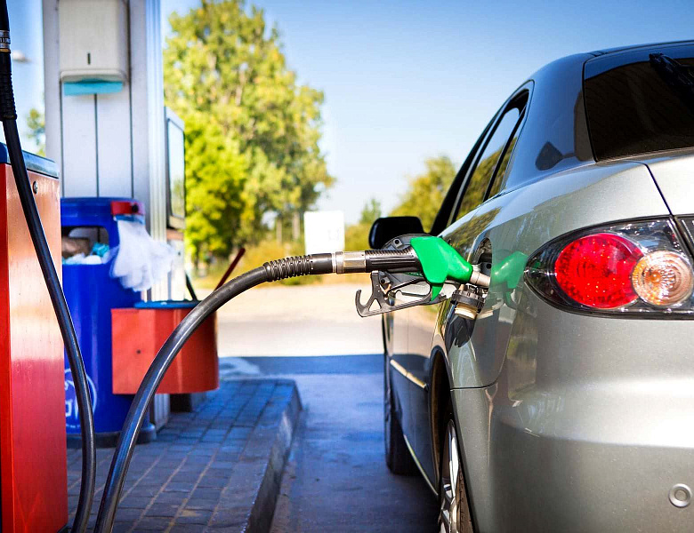 Автоэксперт объяснил, почему опасно заправлять полный бак бензина в жару