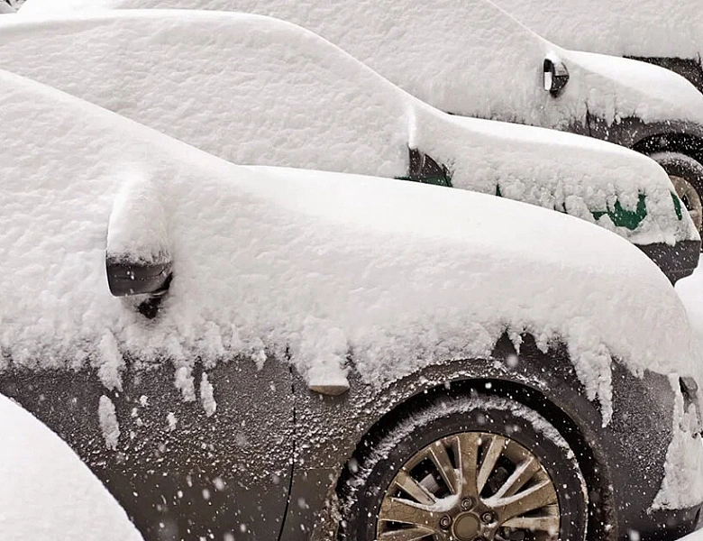 Эксперт рассказал, почему опасно оставлять автомобиль под снегом на долгое время