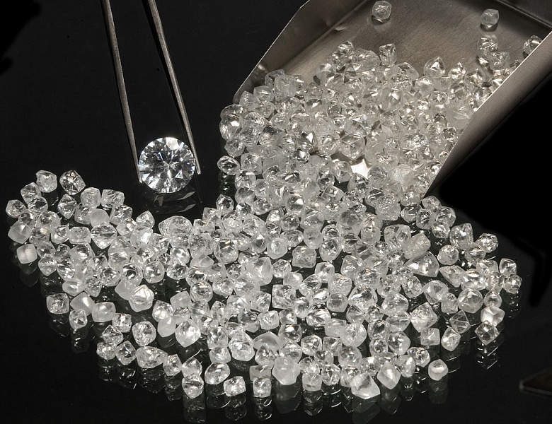 Ювелиры все чаще заменяют натуральные бриллианты синтетическими 