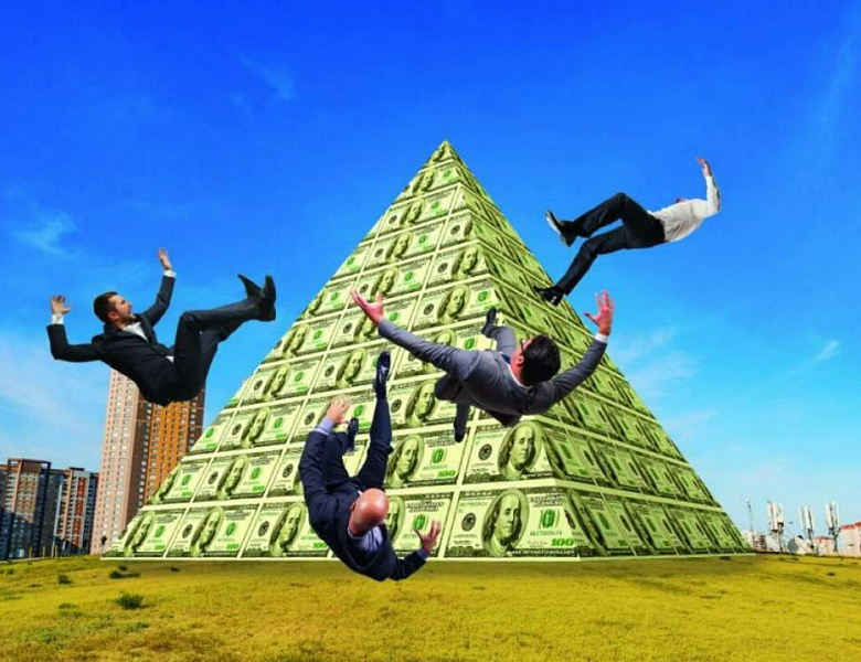 Рухнувшие пирамиды: как россияне теряют деньги на мошеннических схемах