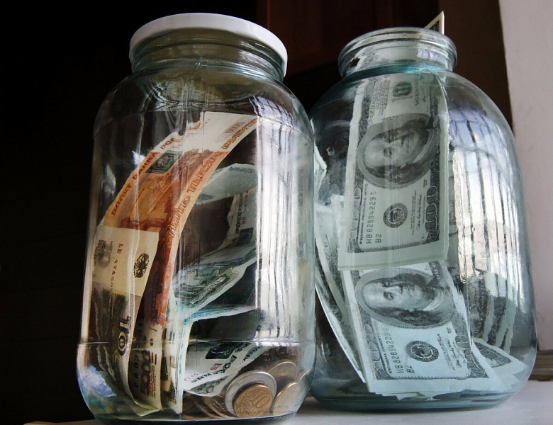 Финансовый консультант объяснила неэффективность хранения денег дома